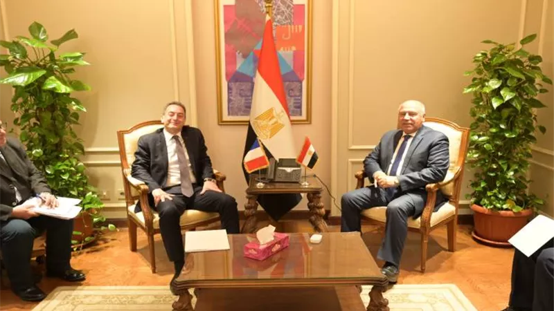 الوزير يبحث مع السفير الفرنسي إنشاء مجمع 