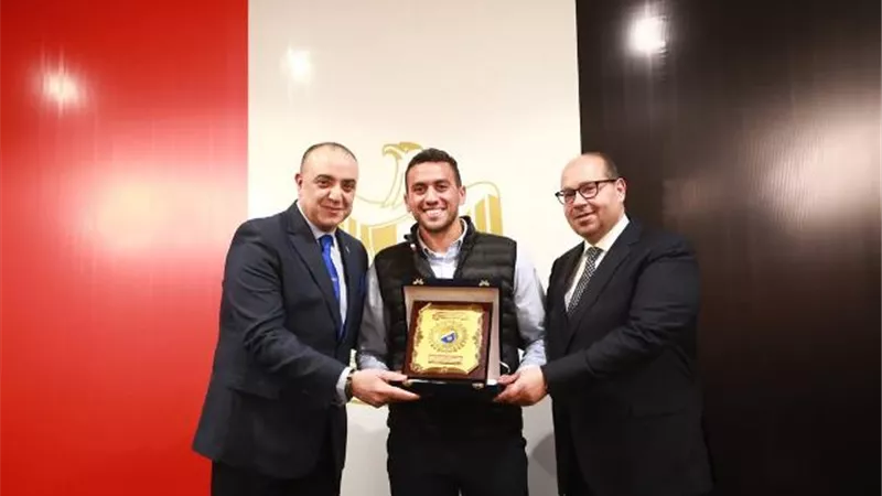 شاب صيني من متحدي الإعاقة يكرّم البطل الأولمبي أحمد أسامة الجندي برسم تذكاري