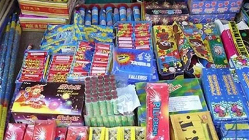 إحالة عاطل للجنايات لحيازتة 100 ألف صاروخ ألعاب نارية في الأزبكية