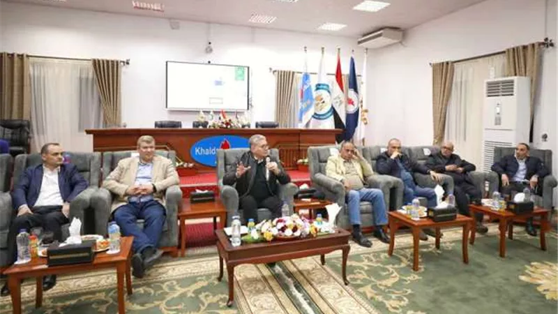 وزير البترول يشارك العاملين بالصحراء الغربية الإفطار الرمضاني