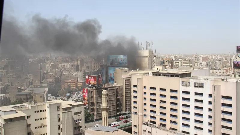 السيطرة على حريق بمخزن أدوية أمام حى الازبكية.. فيديو