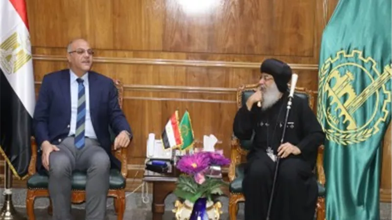 الانبا مكسيموس مطران بنها وقويسنا يهنئ محافظ القليوبية بعيد الفطر