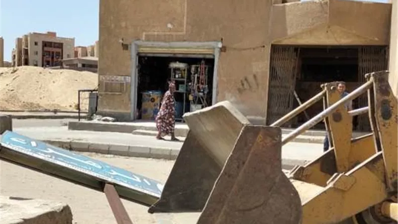جهاز بدر يشن حملة على الإعلانات ويحقق أكبر حصيلة بتاريخ المدينة.. صور