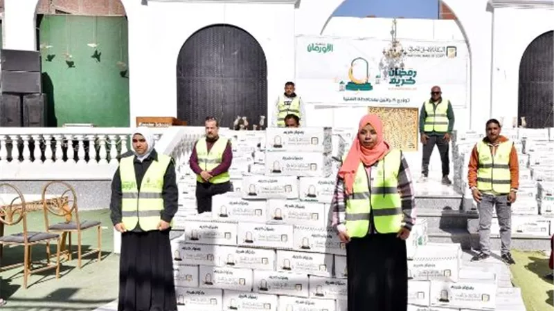 توزيع كراتين مواد غذائية ولحوم على825 أسرة بسمالوط