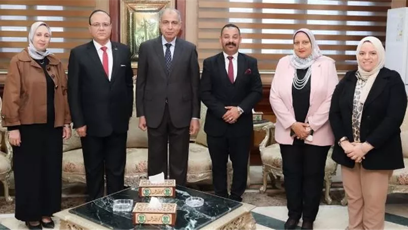 محافظ المنيا يلتقى وفد مدارس النيل الدولية