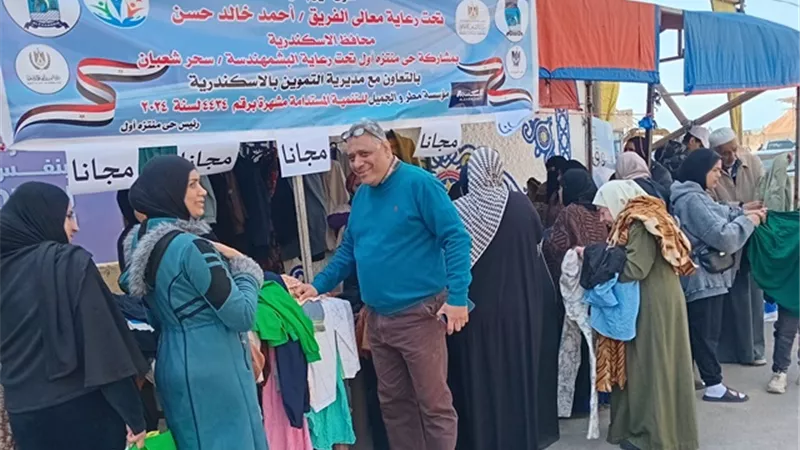 بمناسبة عيد الفطر.. توزيع الملابس مجانا للمحتاجين بالمنتزة اول