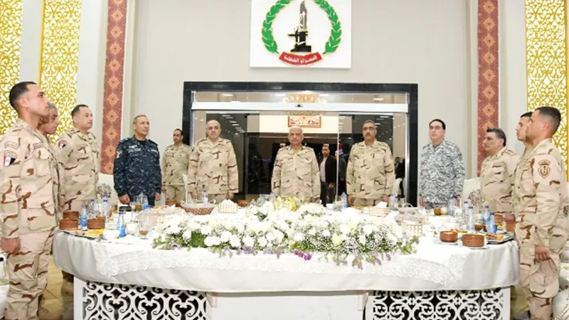 وزير الدفاع يشارك مقاتلى الجيش الثانى الميدانى تناول وجبة الإفطار