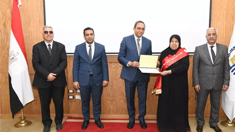 محافظ قنا يكرّم الأمهات المثاليات ويؤكد أنهن نماذج مشرّفة