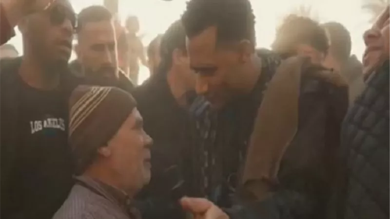 رجل مسن يبكي بعدما منحه محمد رمضان 100 ألف جنيه