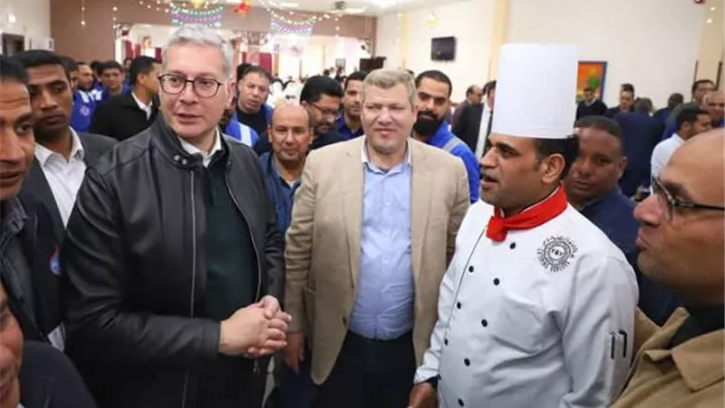 وزير البترول يشارك العاملين بحقول الصحراء الغربية إفطار رمضان