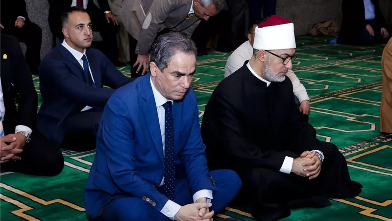 الشيخ أحمد نعينع يؤم الصلاة في أول بث من مسجد الإمام الليث بن سعد بماسبيرو