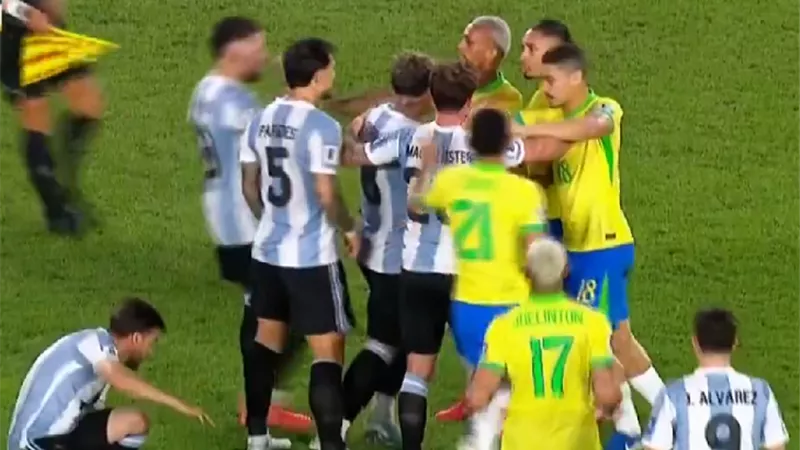 شجار بين لاعبو الأرجنتين والبرازيل في ملعب مونومنتال - شاهد