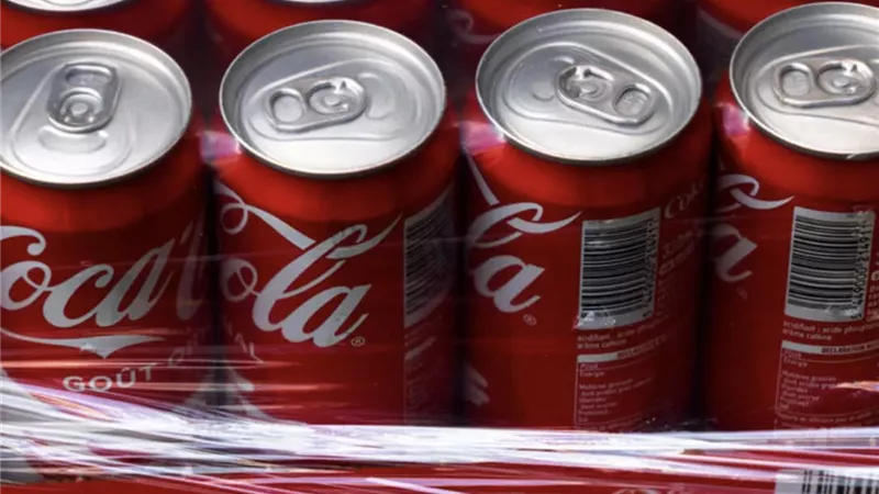 سحب عبوات كوكاكولا في أمريكا بسبب خطر التلوث بالبلاستيك
