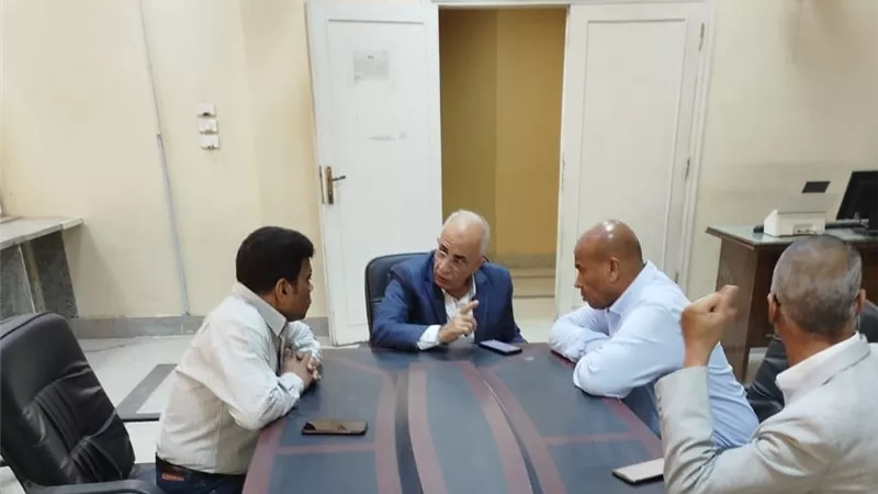 سكرتير عام محافظة الأقصر يتابع أعمال ملف التصالح بمدينة الزينية