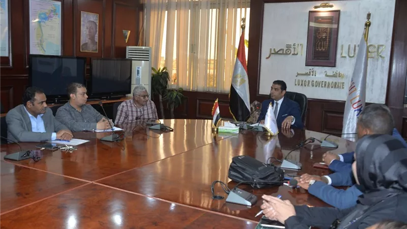 نائب محافظ الأقصر يناقش أعمال تقنين أوضاع الصناعات الحرفية