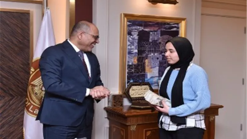 وزير العمل يسلم عاملتين 64 ألف جنيه.. ويؤكد ضمان حقوق العمال