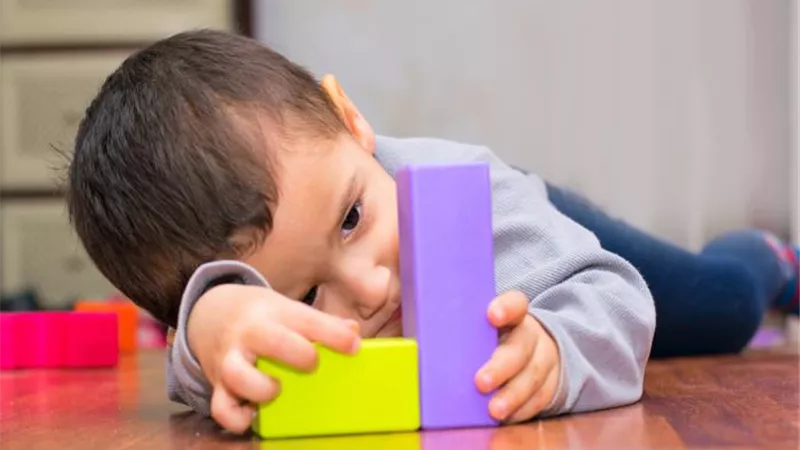 6 علامات قد تشير إلى إصابة طفلك بالتوحد
