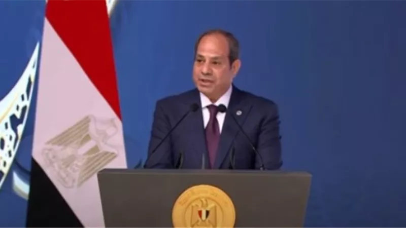 الأزهري يهدي الرئيس السيسي كتاب الحق المبين في الردعلى من تلاعب بالدين