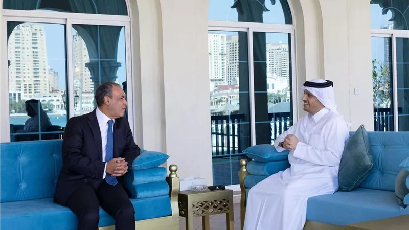 وزير الخارجية ونظيره القطري يبحثان سبل إعادة الإعمار فى غزة