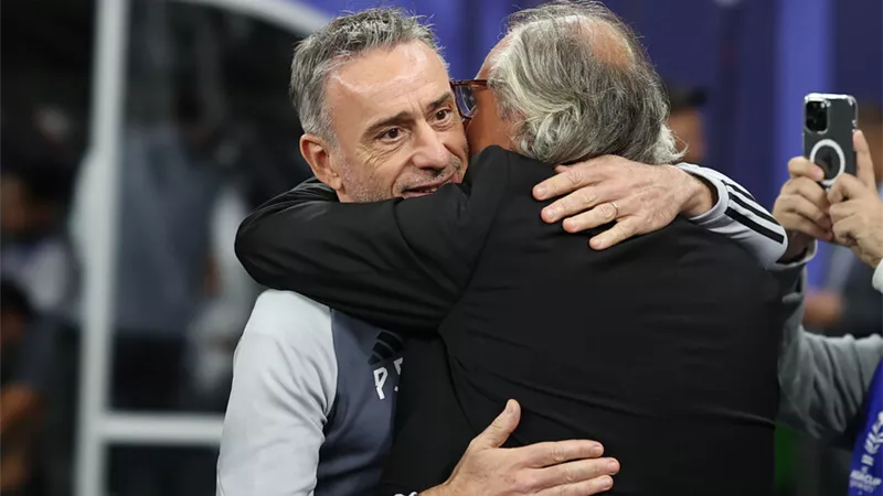 سر اقالة مدرب منتخب الإمارات بعد ساعات من الفوز على كوريا الشمالي