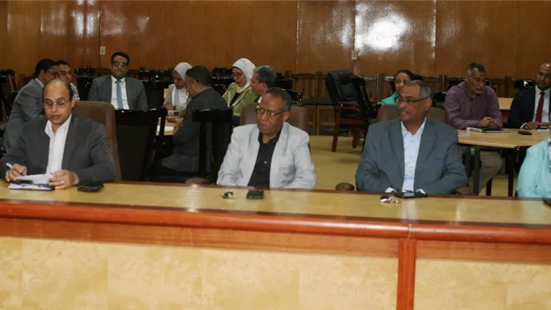 عكاوي يجتمع بلجنة تغيير اسم جامعة جنوب الوادي