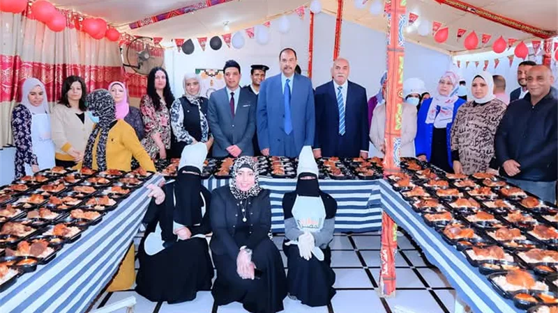 محافظ سوهاج يتفقد فعاليات مبادرة مطبخ المصرية بإيد بناتها