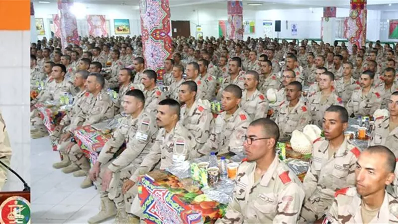 رئيس الأركان يشارك عدداً من مقاتلى قوات حرس الحدود والمدرعات تناول الإفطار