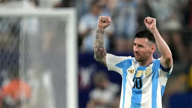 ميسي يوجه رسالة لـ رافينيا بعد اكتساح البرازيل بتصفيات كأس العالم