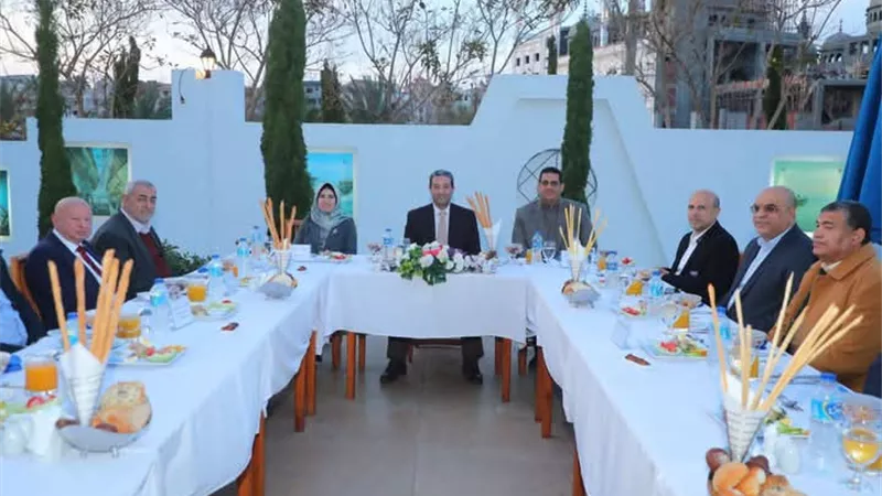 محافظ دمياط يشارك الأيتام وذوى الهمم الإفطار الجماعى