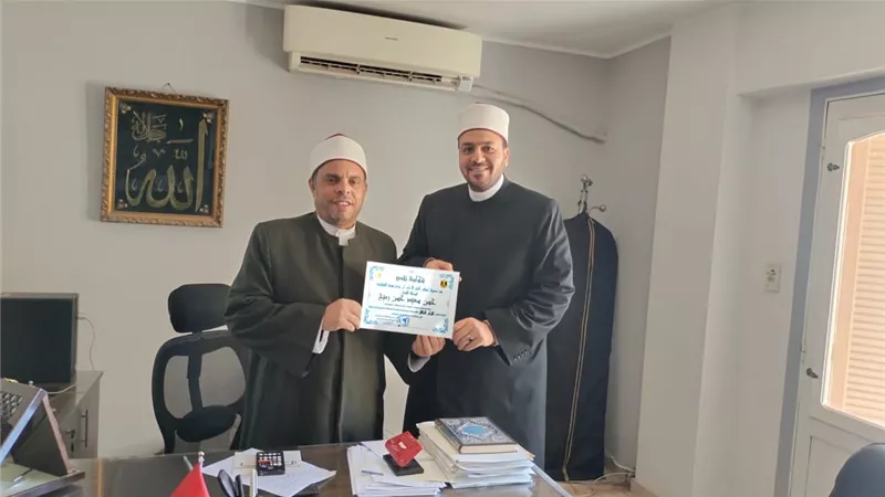 وزير الأوقاف يكرم الإمام المثالي في البحر الأحمر