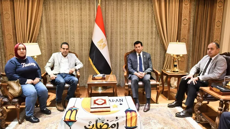وزير الرياضة يستقبل أسرة لاعب الإسكواش محمد زكريا