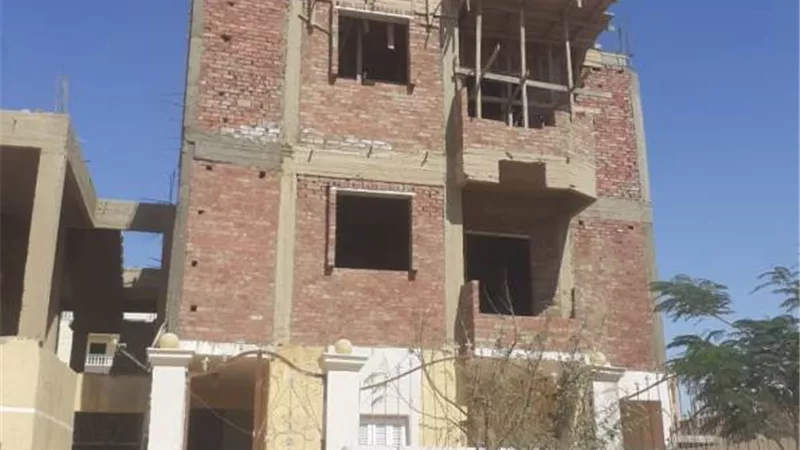 جهاز سوهاج الجديدة يزيل مخالفة فورية ويتحفظ على معدات المقاول.. صور