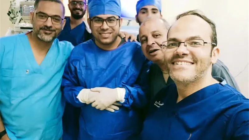 تدخل جراحي دقيق بالأذن لمصاب فلسطيني اصيب بشظايا فى غزة