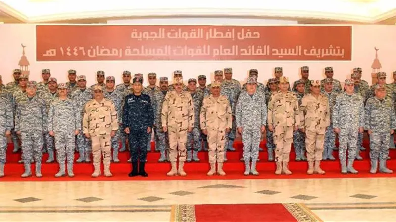 وزير الدفاع يشارك مقاتلى القوات الجوية تناول وجبة الإفطار