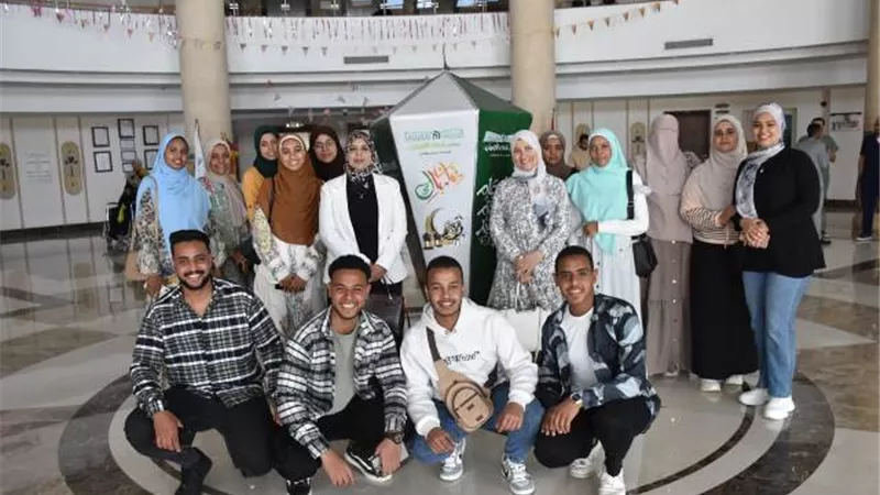 طلاب طيبة يقدمون هدايا العيد للأطفال المرضى بالأقصر