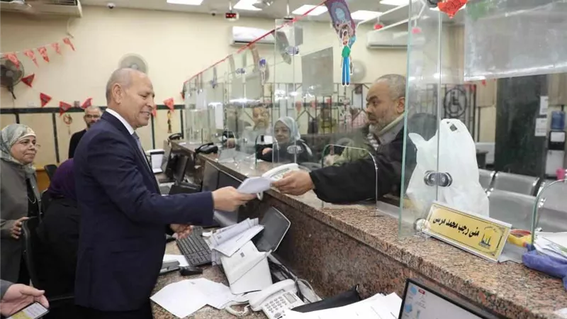 إبراهيم صابر: يتفقد ديوان عام المحافظة لتهنئة العاملين بعيد الفطر