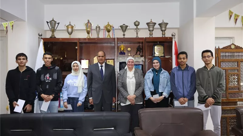 مدير تعليم القاهرة تكرم الفائزين بمسابقة أوائل الطلبة