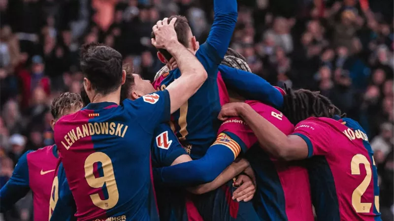 هانز فليك يعلن قائمة برشلونة لمواجهة أوساسونا بالدوري الإسباني