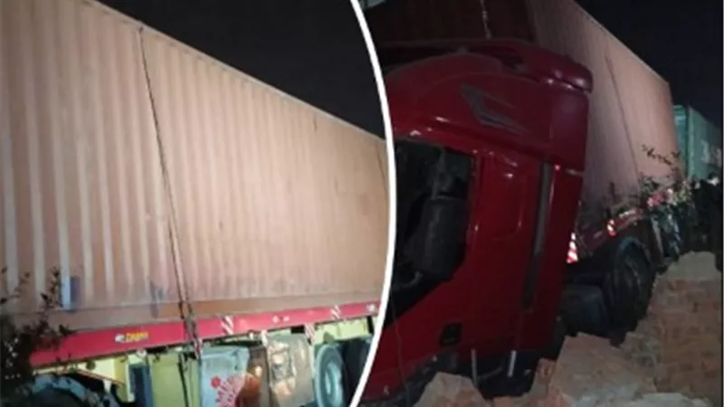 اصطدام مقطورة بمنزل في كفر شكر بالقليوبية