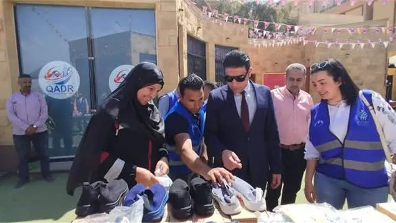 توزيع ملابس العيد على الأسر الاولى بالرعاية بسوهاج
