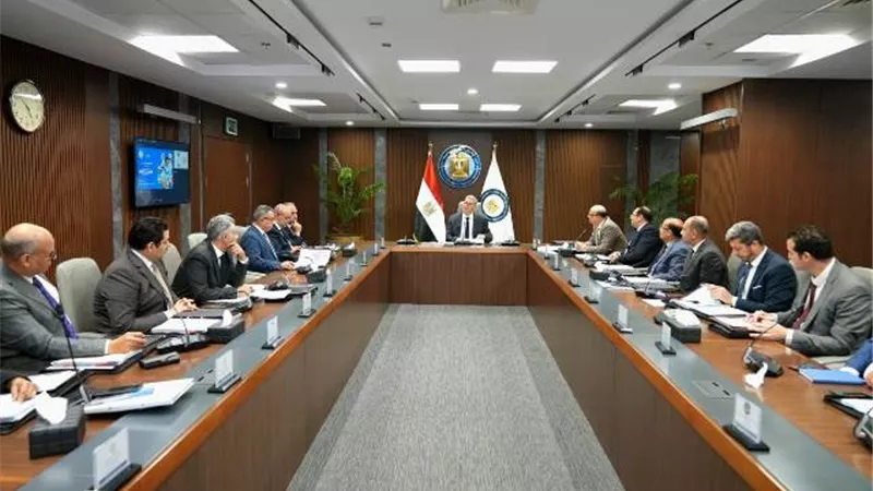 وزير البترول يوجه بالتوسع فى إنشاء المحطات المشتركة بين غازتك وإيني