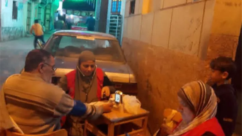 فرق طبية متنقلة تقدم خدماتها للمواطنين بجوار مساجد دمياط