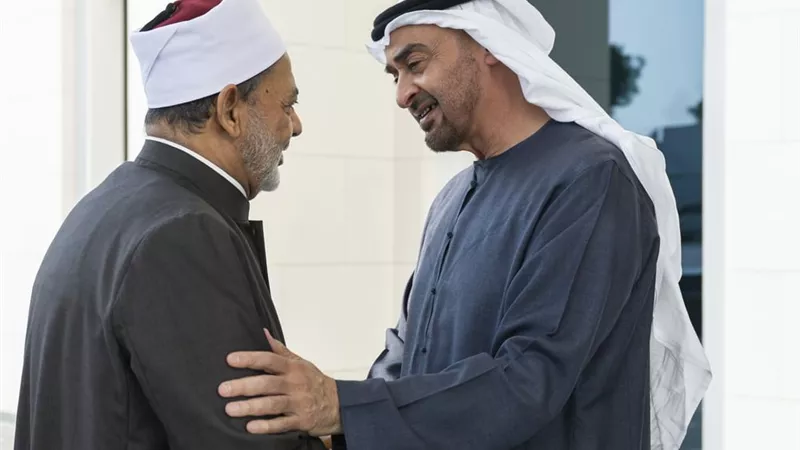 رئيس الإمارات يجري اتصالا هاتفيا بشيخ الأزهر للاطمئنان على صحته