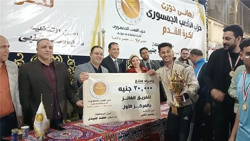 الشعب الجمهوري يحتفل بنهائي دوري كرة القدم