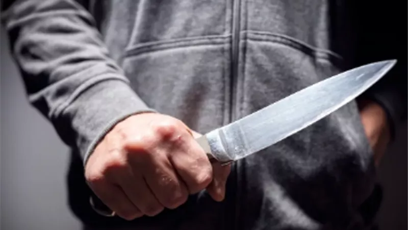 بسبب خلافات أسرية.. شاب يطعن والدته في الغردقة