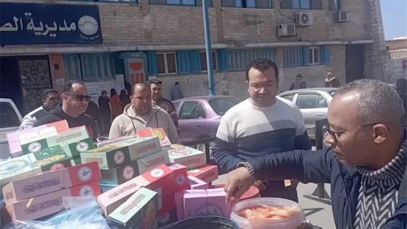 صحة مطروح تحرر ٢١ محضر وتعدم ٨٥٠ كجم مواد غذائية مختلفة