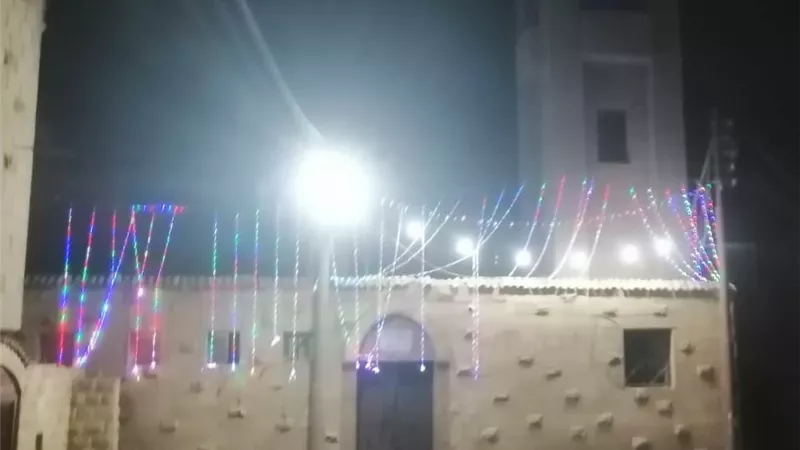 مواصلة أعمال صيانة وتركيب كشافات الإنارة للطرق بأسيوط