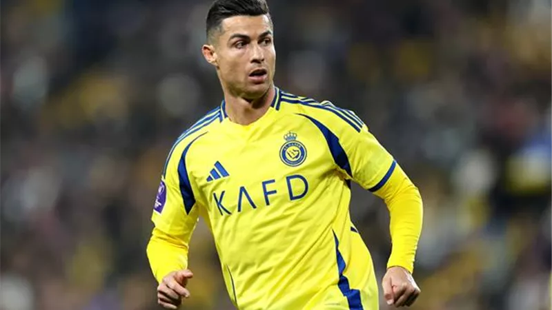شاهد .. رونالدو بالزي السعودي يهنئ المسلمين بعيد الفطر