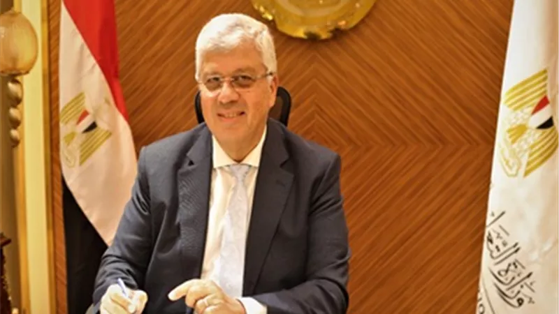 وزير التعليم العالي يهنئ الإعلاميين بعيد الفطر المبارك