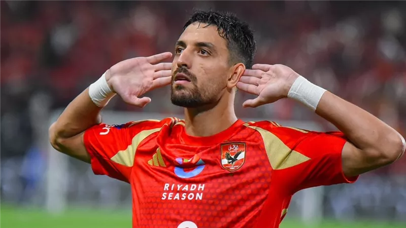 طبيب الأهلي يصدم كولر بشأن إصابة طاهر وغيابه أمام الهلال